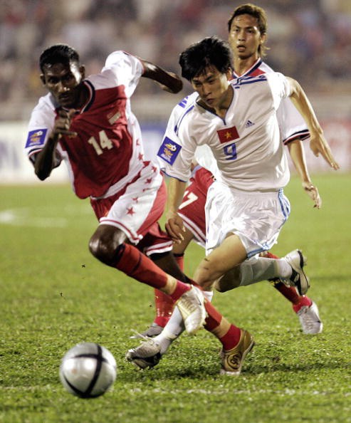 Tiger Cup 2004 là giải đấu tồi tệ của bóng đá Việt Nam khi ĐTQG bị loại ngay từ vòng bảng dù là chủ nhà của giải đấu. Trong ảnh, Công Vinh đi bóng trong trận hòa Singapore 1-1.
